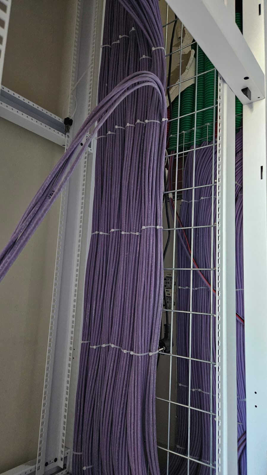 Cablagem de rede organizada com abraçadeiras