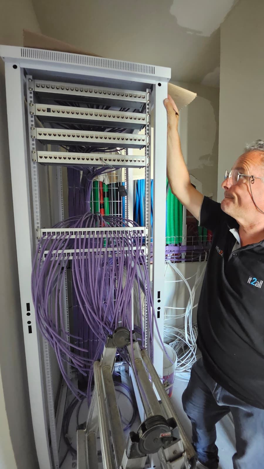 Técnico network2all a instalar bastidor de rede