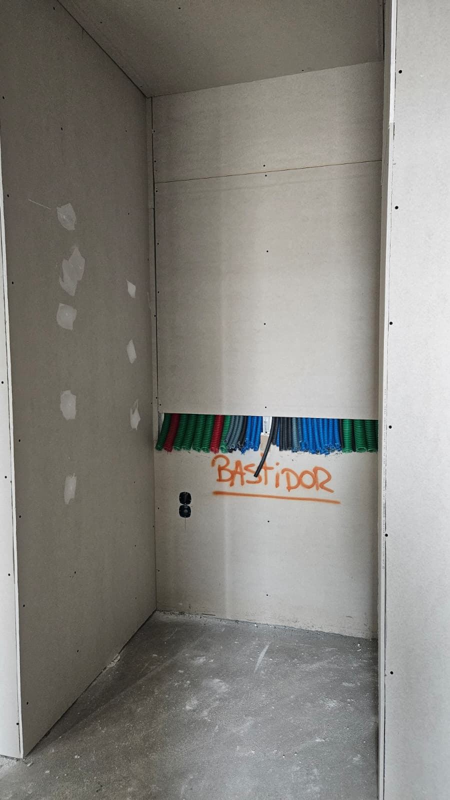 Espaço preparado para bastidor de rede, antes da instalação final