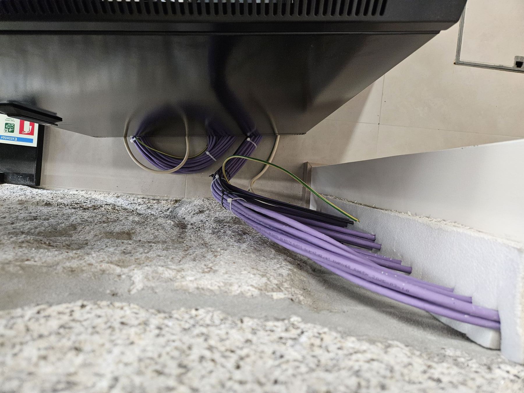 Cablagem de rede preparada junto ao bastidor