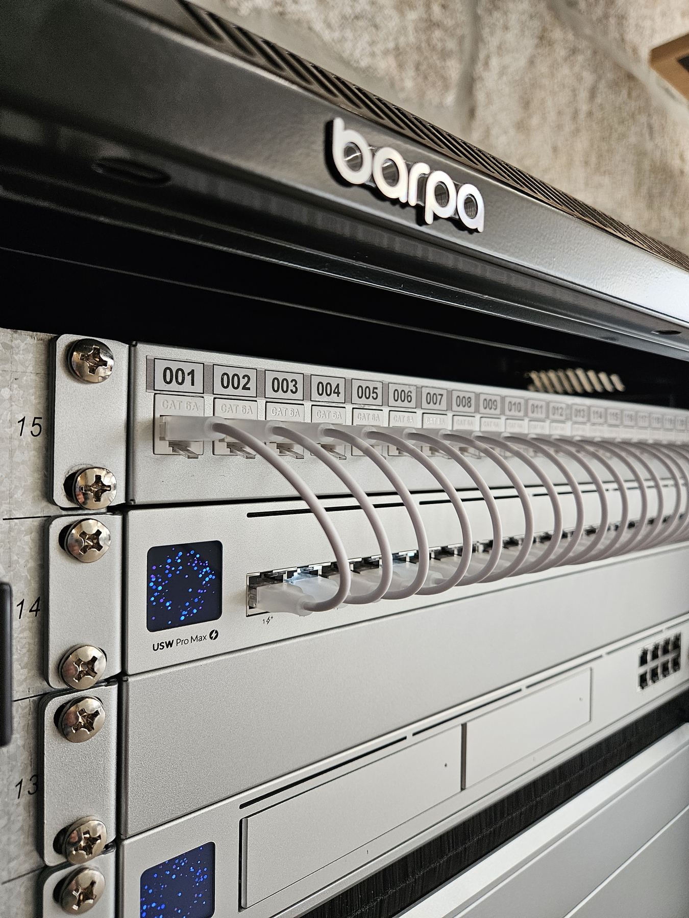 Equipamento Ubiquiti a ser instalado no bastidor